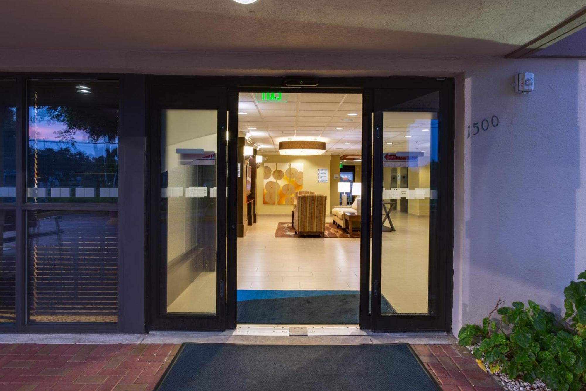 Holiday Inn Express Fort Lauderdale North - Executive Airport By Ihg Eksteriør billede